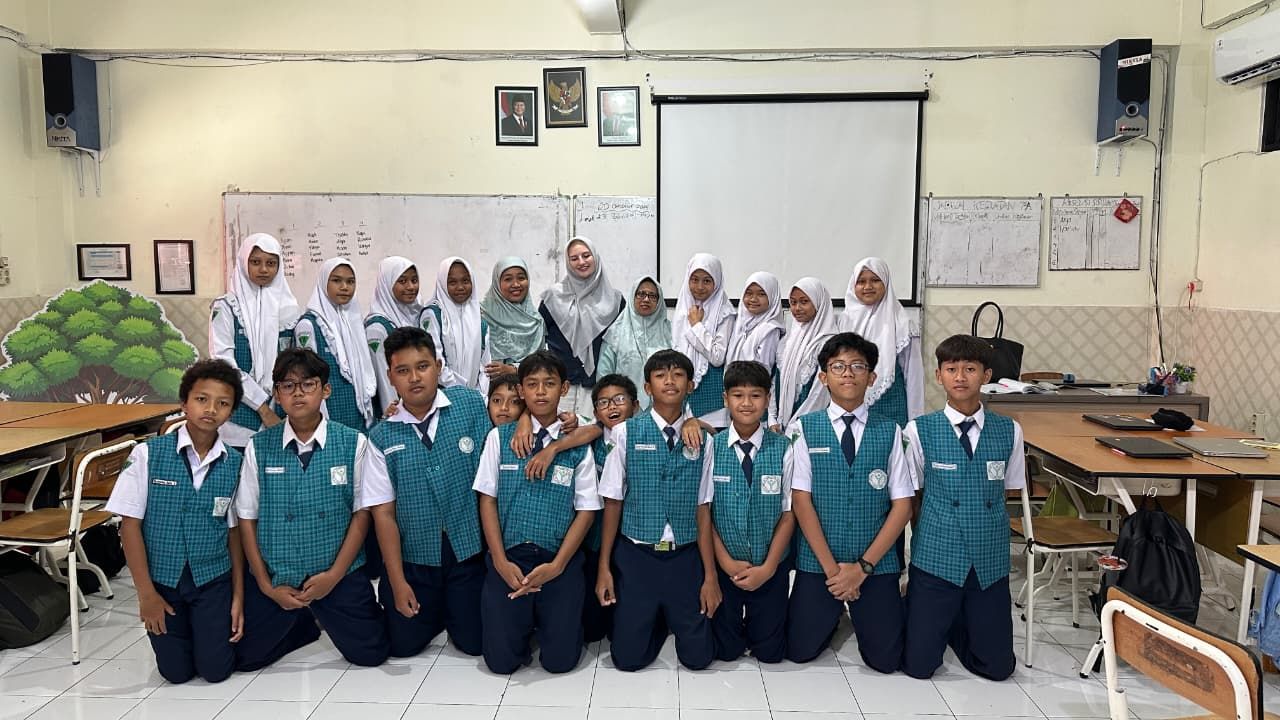 AIESEC - Yayasan Al Muslim Jatim terus memperkuat komitmennya dalam mencetak generasi pemimpin berwawasan global melalui kerja sama yang berkesinambungan dengan AIESEC selama beberapa hari, Jumat (14/11/2025).