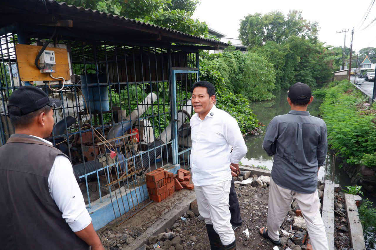 POMPA USANG - Bupati Sidoarjo Subandi menemukan pompa air usang dan saluran drainase tersumbat saat Inspeksi Mendadak (sidak) saluran air di Perumahan Wisma Tropodo, Kecamatan Waru, Sidoarjo, Sabtu (15/11/2025).