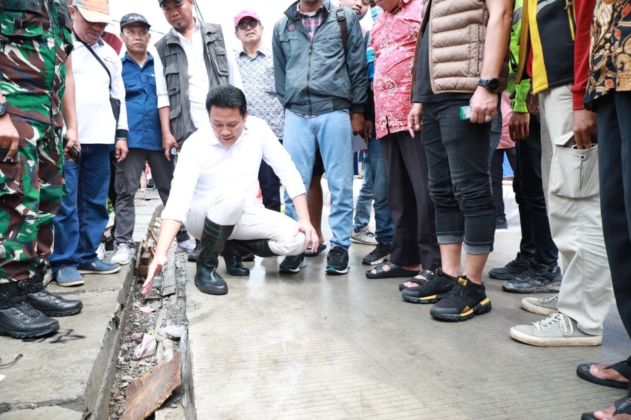 PROTOL - Bupati Sidoarjo, Subandi melakukan Inspeksi Mendadak (Sidak) terhadap sejumlah proyek betonisasi di beberapa titik wilayah Kecamatan Waru diantaranya sudah protol (rusak), Sidoarjo, Sabtu (15/11/2025).