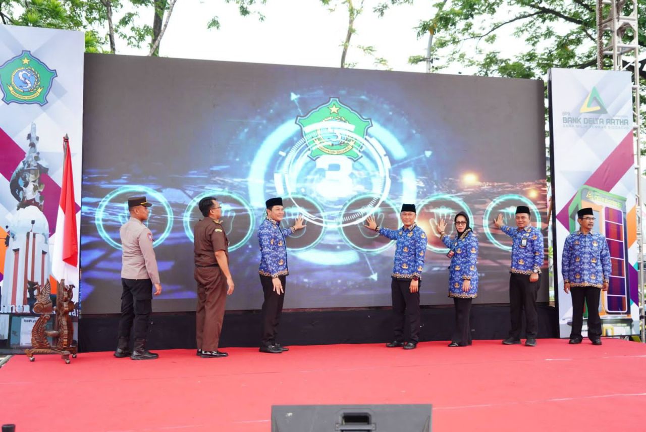 LANTIK MASSAL - Bupati Sidoarjo Subandi dan Kepala BKN Republik Indonesia, Prof Zudan Arif Fakrulloh melantik massal dan pembagian SK 3.862 PPPK sekaligus apel perdana di Parkir Timur GOR Delta Sidoarjo, Senin (17/11/2025).