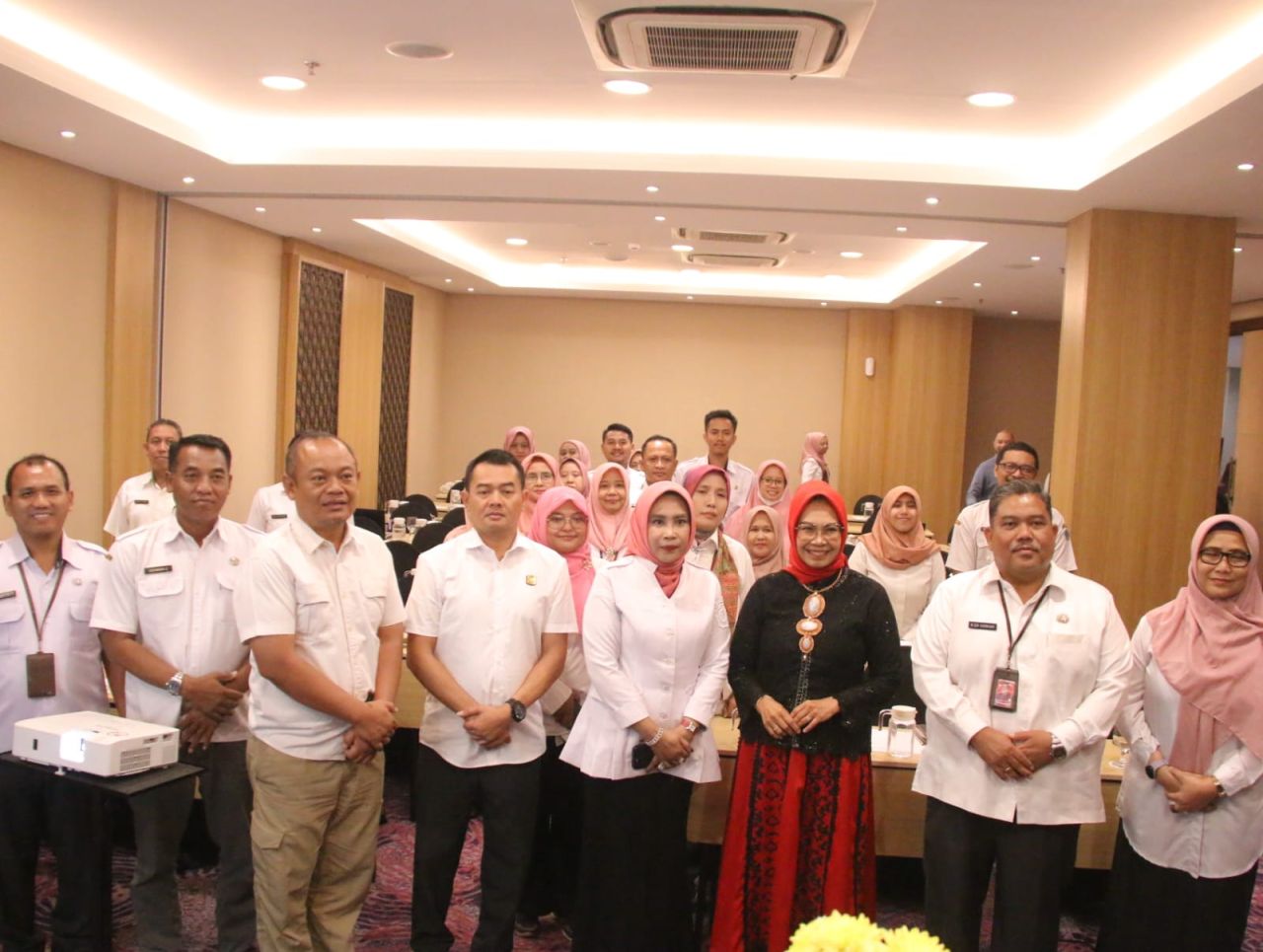SOSIALISASI - Wakil Bupati (Wabup) Sidoarjo Mimik Idayana menyampaikan apresiasi setinggi-tingginya atas terlaksananya Rapat Koordinasi (Rakor) Sosialisasi Program Pengembangan Usaha Mikro dan UMKM Tahun 2026 di Fave Hotel, Sidoarjo, Rabu (19/11/2025).
