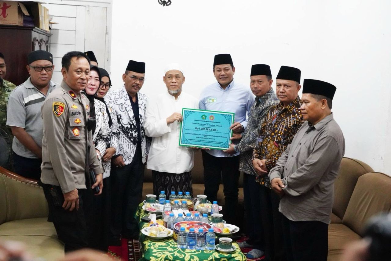 SERAHKAN - Bupati Sidoarjo, Subandi menyerahkan bantuan kepada Pondok Pesantren (Ponpes) Al Khoziny sebesar Rp 1,385 miliar sebagai donasi dari para Aparatur Sipil Negera (ASN) Dinas Pendidikan dan Kebudayaan Pemkab Sidoarjo, Sabtu (22/11/2025).