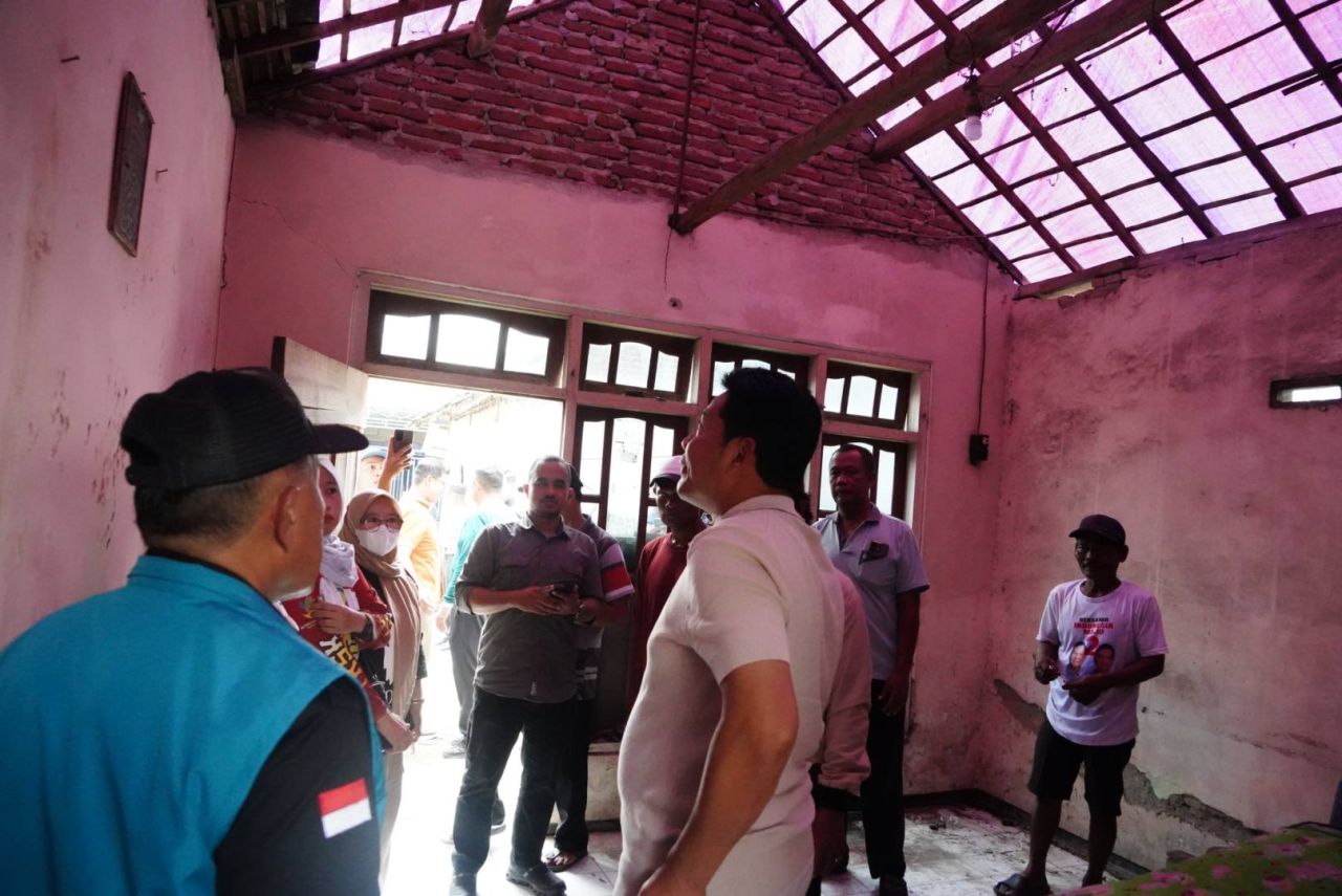 RTLH - Bupati Sidoarjo, Subandi melakukan sidak bersama Baznas Sidoarjo serta Dinas Sosial Pemkab Sidoarjo ketiga rumah Rumah Tidak Layak Huni (RTLH) di Kecamatan Tarik dan Kecamatan Waru, Minggu (23/11/2025).