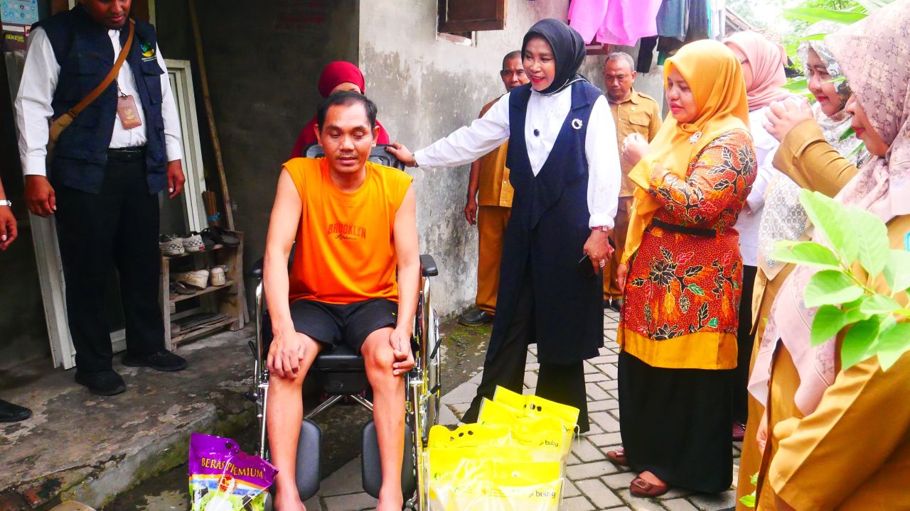 SERAHKAN - Wakil Bupati (Wabup) Sidoarjo, Mimik Idayana kembali menunjukkan kepedulian mengunjungi tiga warga kurang mampu untuk menyerahkan bantuan kursi roda secara langsung, Senin (24/11/2025).