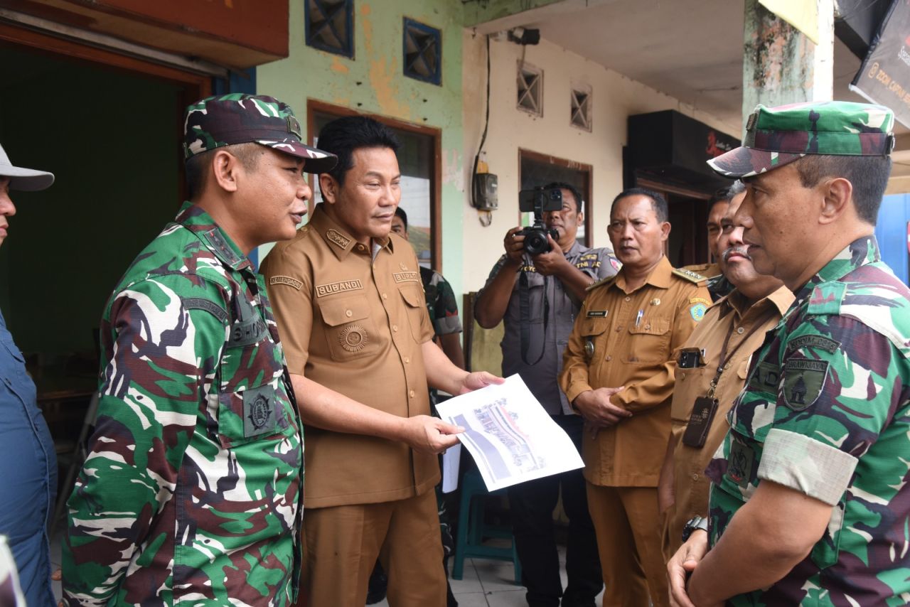 KOPDES - Bupati Sidoarjo, Subandi meninjau langsung lokasi Pasar Wisata Sedati yang akan digunakan untuk Kopdes Merah Putih di stan Pasar Wisata Sedati, Sidoarjo, Senin (24/11/2025).