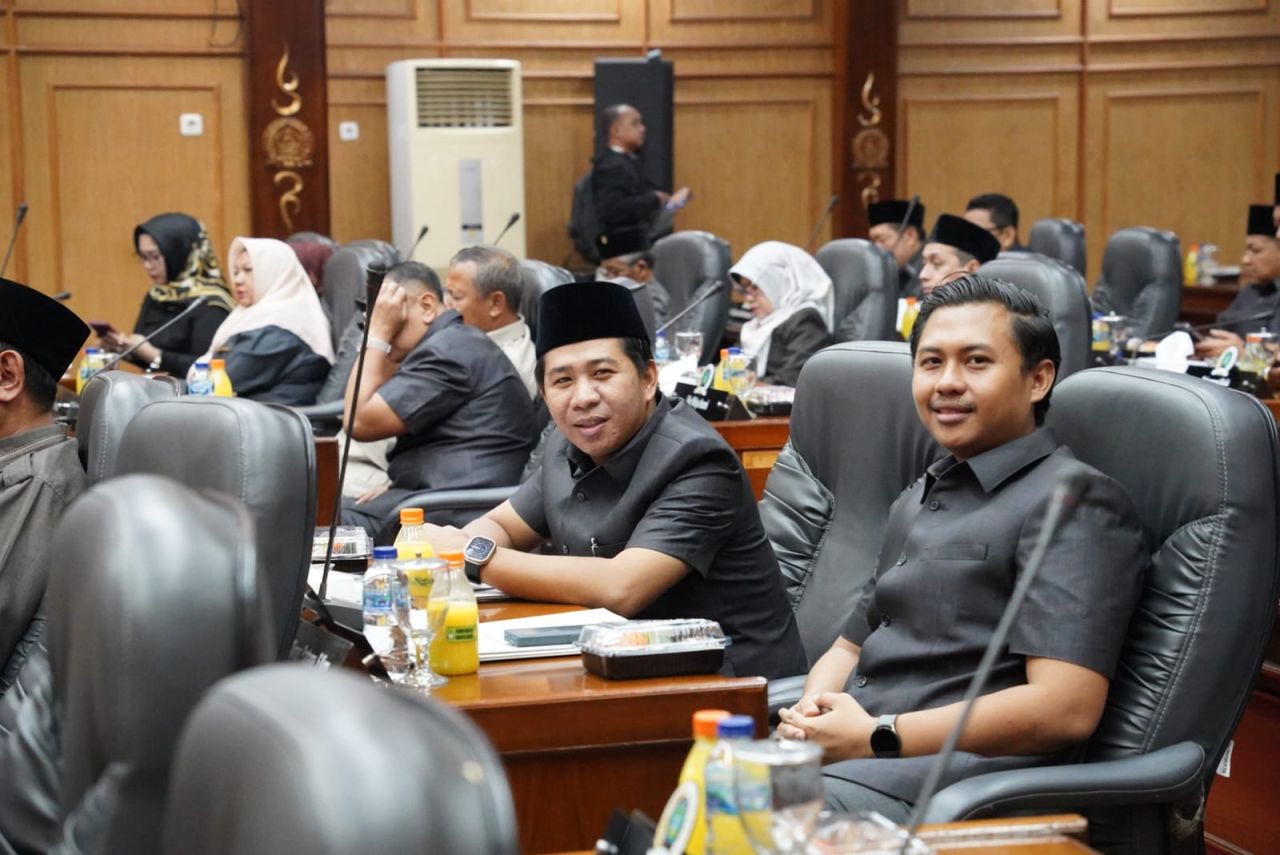 Ketua Fraksi Demokrat - NasDem Muh Zakaria Dimas Pratama (berkopiah) dan anggota Aditya saat paripurna di DPRD Sidoarjo, Selasa (25/11/2025) sore kemarin.