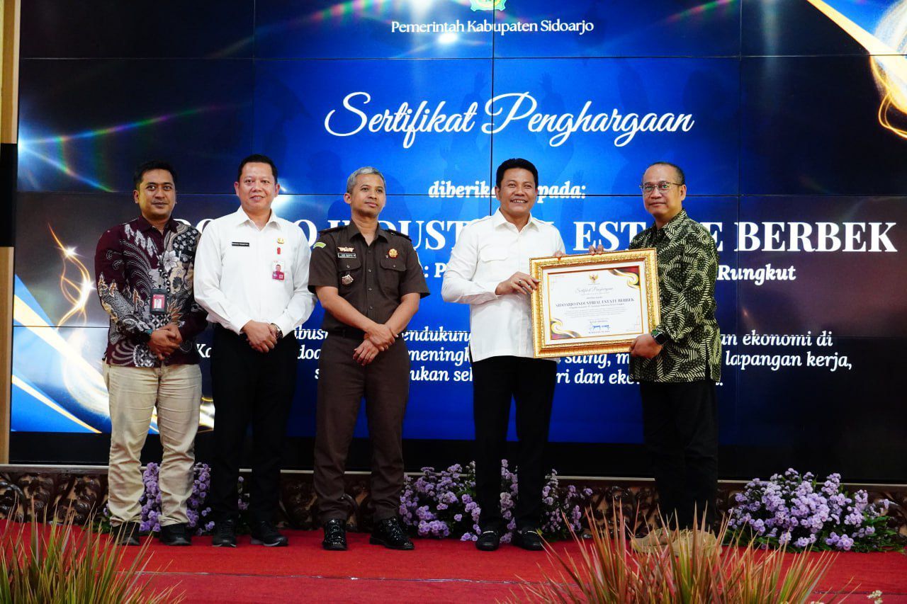 INVESTASI - Bupati Sidoarjo Subandi mengapresiasi investor dan pengusaha atas kontribusinya pada pertumbuhan ekonomi di acara Sidoarjo Business Forum 2025 dan Sosialisasi PP Nomor 28 Tahun 2025 Penyelenggaraan Perizinan di Pendopo Delta Wibawa.