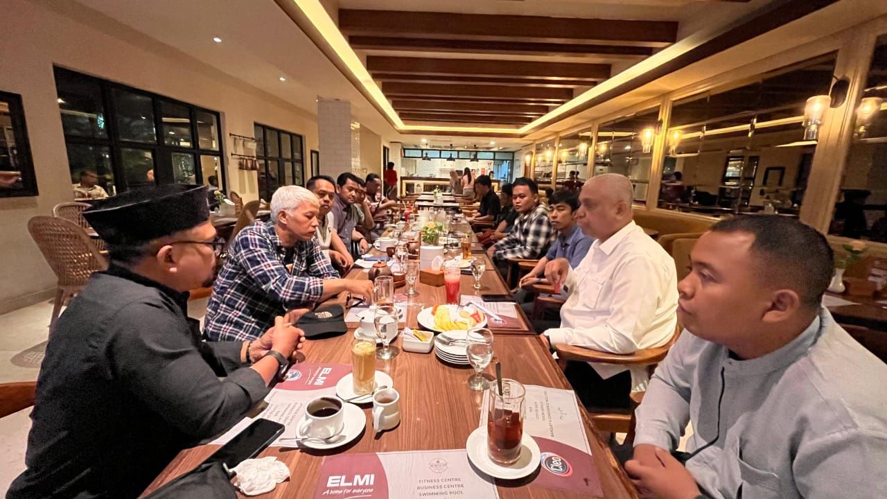 RAPAT - Tim SC dan OC menggelar rapat dan koordinasi untuk pelaksanaan Musda MD Kahmi Sidoarjo di salah satu rumah makan di Hotel Surabaya kemarin. Insert Ketua Pelaksana Sulton Arif.