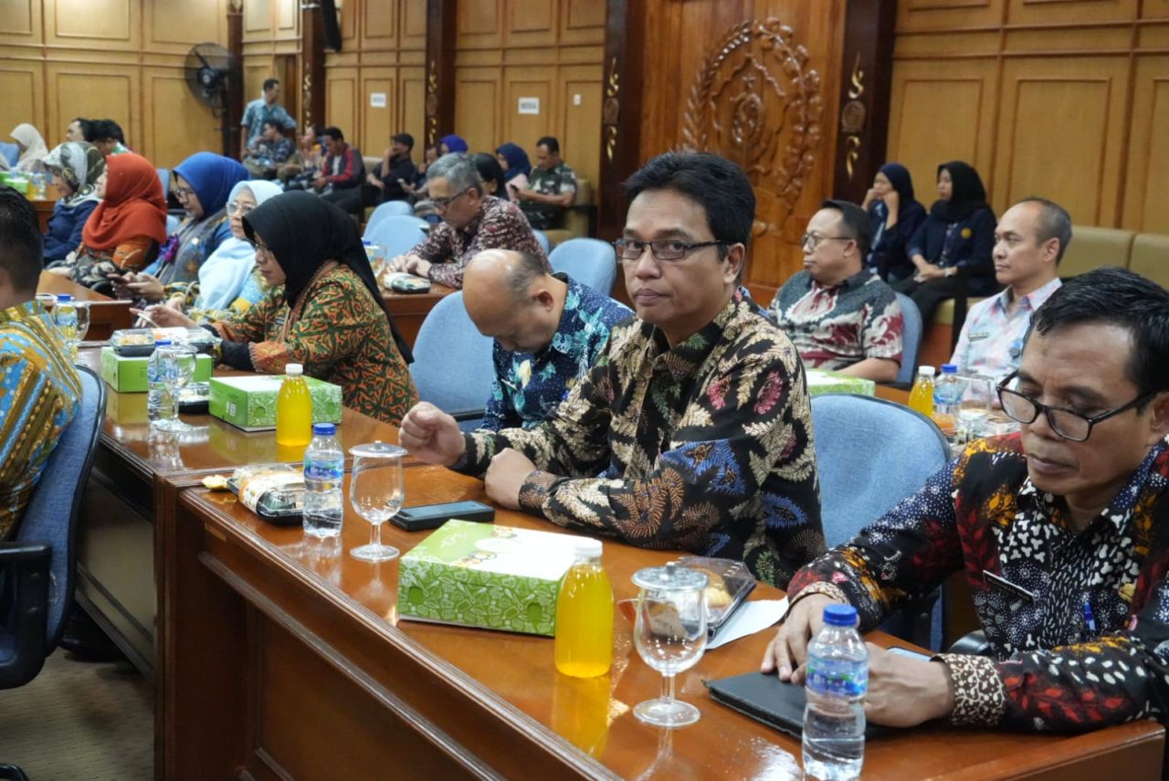 Direktur Utama (Dirut) Perumda Delta Tirta Sidoarjo, Dwi Hary Soeryadi memberikan keterangan pers soal reklasifikasi hutang Rp 11 miliar menjadi pendapatan perusahaan.