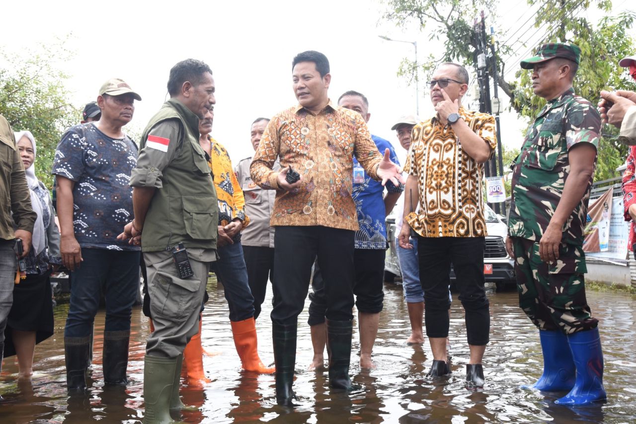 GANDENG - Bupati Sidoarjo Subandi melakukan berbagai upaya menangani banjir tahunan di Desa Kedungbanteng, Kecamatan Tanggulangin melibatkan Institute Teknologi 10 Nopember Surabaya (ITS) mengkaji penyebab banjir di desa itu, Kamis (27/11/2025).