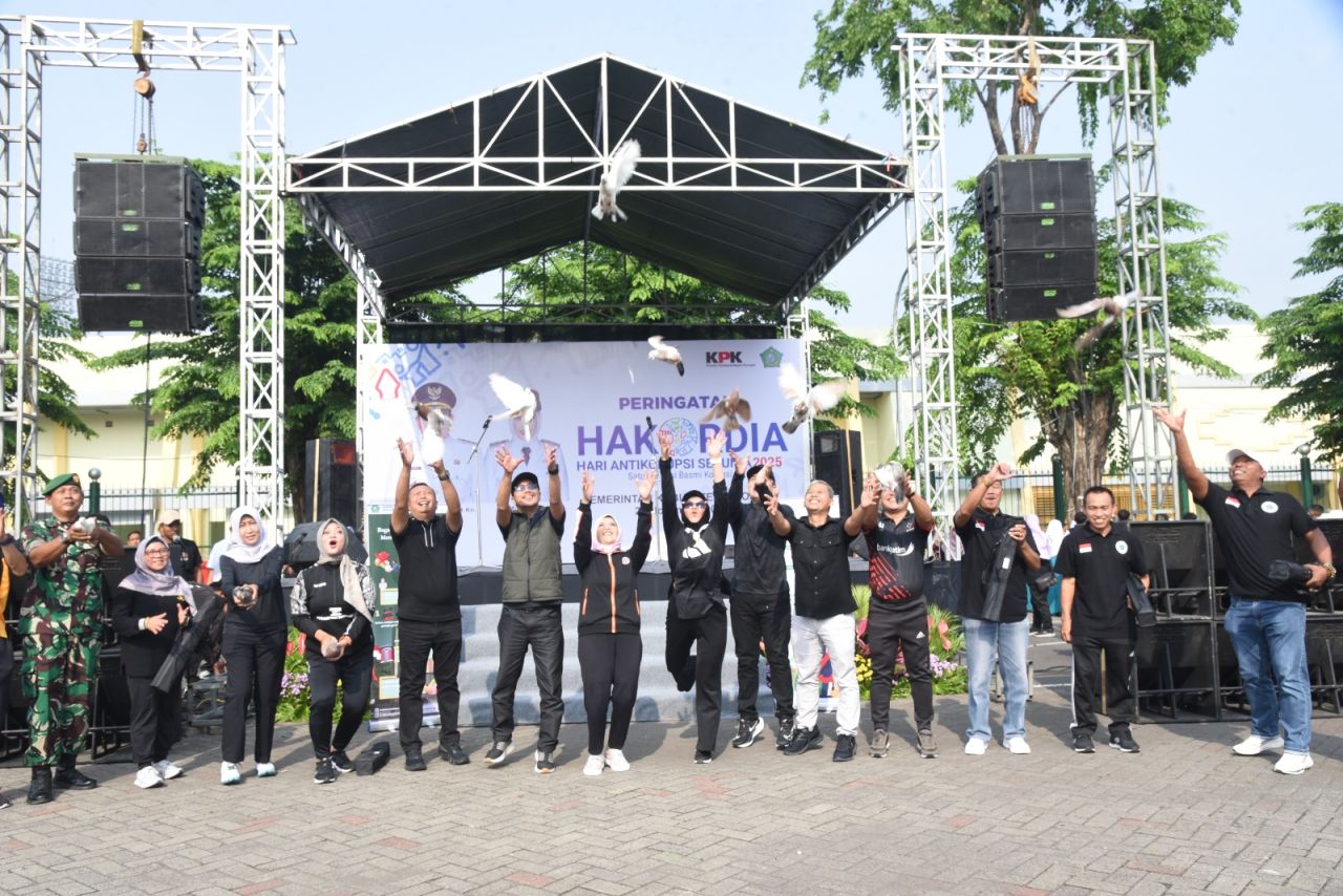 HAKORDIA - Berbagai kegiatan memperingati Hari Anti Korupsi Sedunia (Hakordia) 2025 digelar Pemkab Sidoarjo dipimpin Sekda dan Komisaris Independen Bank Mandiri Mia Amiati di parkir Timur GOR Sidoarjo, Jumat (28/11/2025).