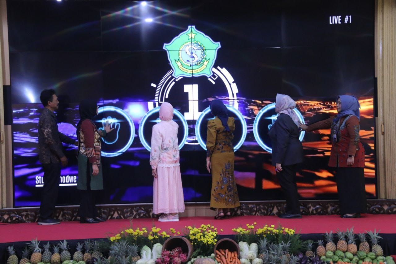 HARI IBU - Dinas P3AKB Sidoarjo menggelar workshop Perempuan Berdaya di Era Digital Memahami Hak dan Melindungi Diri Secara Hukum serta peringatan Hari Ibu dan Launching Peta Jalan Pembangunan Kependudukan di Pendopo Delta Wibawa, Jum'at (28/11/2025).