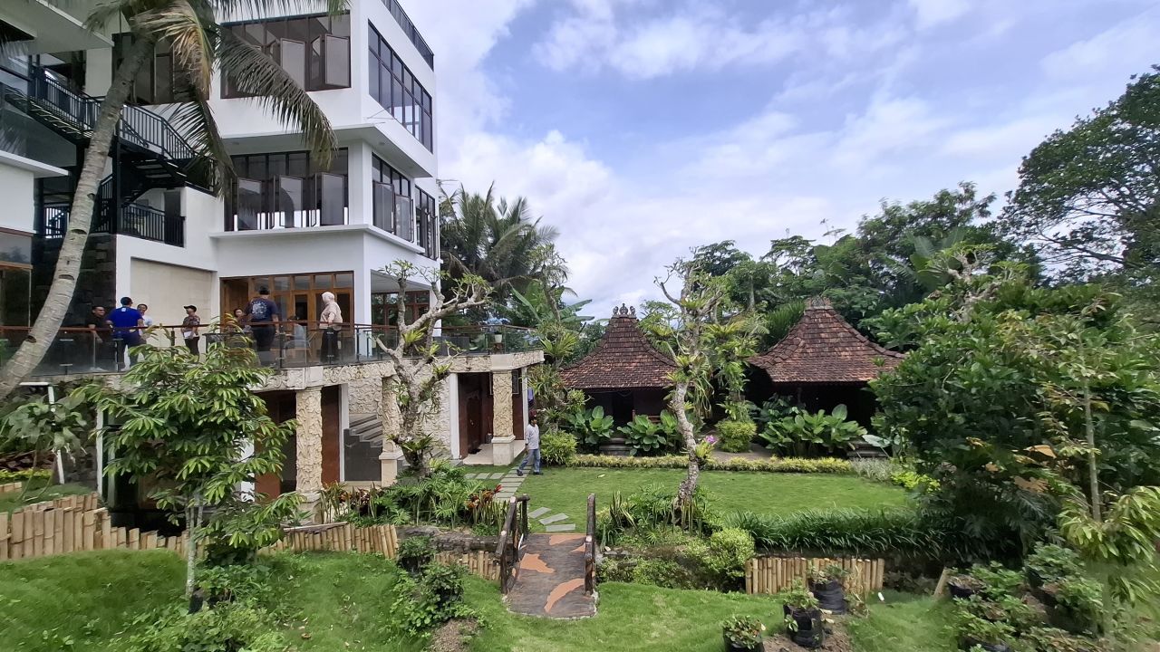 BARU - Kota Batu memperkaya ragam wisata berbasis kreativitas lokal dengan destinasi baru bernama Kafe Jaka Sambung, yang berada di kawasan Junrejo, Kota Batu menjadi sorotan wisatawan di Jatim, Sabtu (29/11/2025).