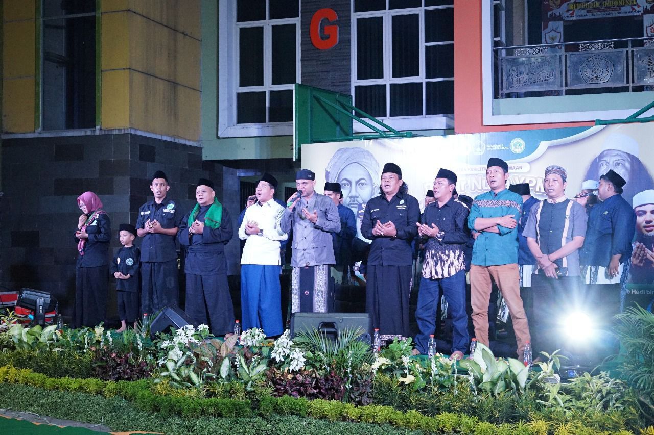 SANTRI - Peringati Hari Santri Nasional (HSN) Tahun 2025, Pagar Nusa YPM Sepanjang, Kecamatan Taman menggelar kegiatan Pendekar Pagar Nusa Bershalawat di halaman Yayasan Pendidikan Ma’arif (YPM) Sepanjang, Kecamatan Taman, Sidoarjo, Sabtu (30/11/2025).