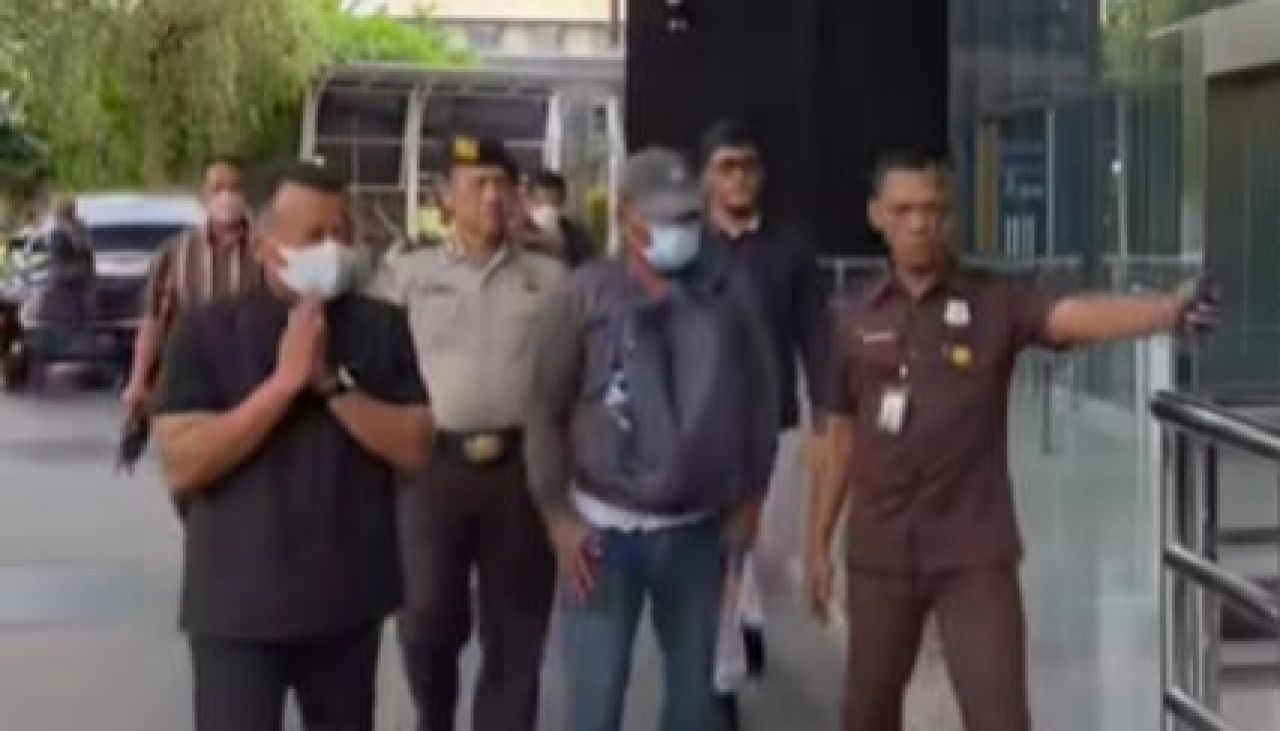 KPK - Bupati Ponorogo Sugiri Sancoko bersama adiknya tiba di Gedung Merah Putih KPK Jakarta dikawal petugas untuk menjalani pemeriksaan, Sabtu (08/11/2025).