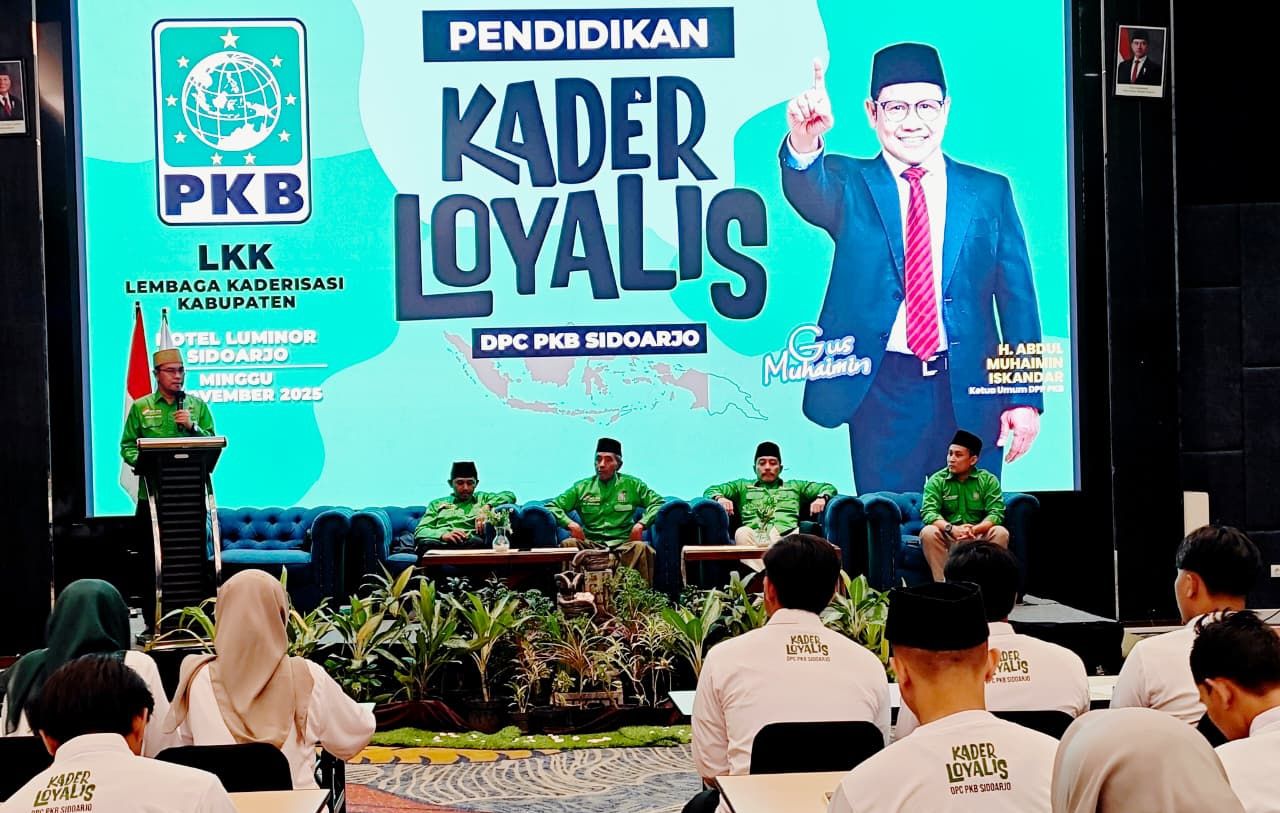 BUKA - Ketua DPC PKB Kabupaten Sidoarjo Abdillah Nasih bersama para anggota Fraksi PKB DPRD Sidoarjo membuka kegiatan Pendidikan Kader Loyalis DPC PKB Sidoarjo di Luminor Hotel Sidoarjo, Minggu (16/11/2025).