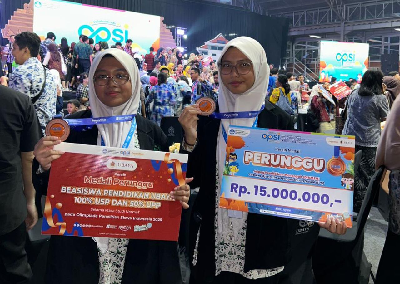 PRESTASI - Dua siswi SMA Al Muslim kembali menorehkan prestasi membanggakan pada tingkat nasional sebagai tim peneliti muda yang berhasil meraih medali perunggu di ajang Olimpiade Penelitian Siswa Indonesia (OPSI) di Unesa, Minggu (16/11/2025).