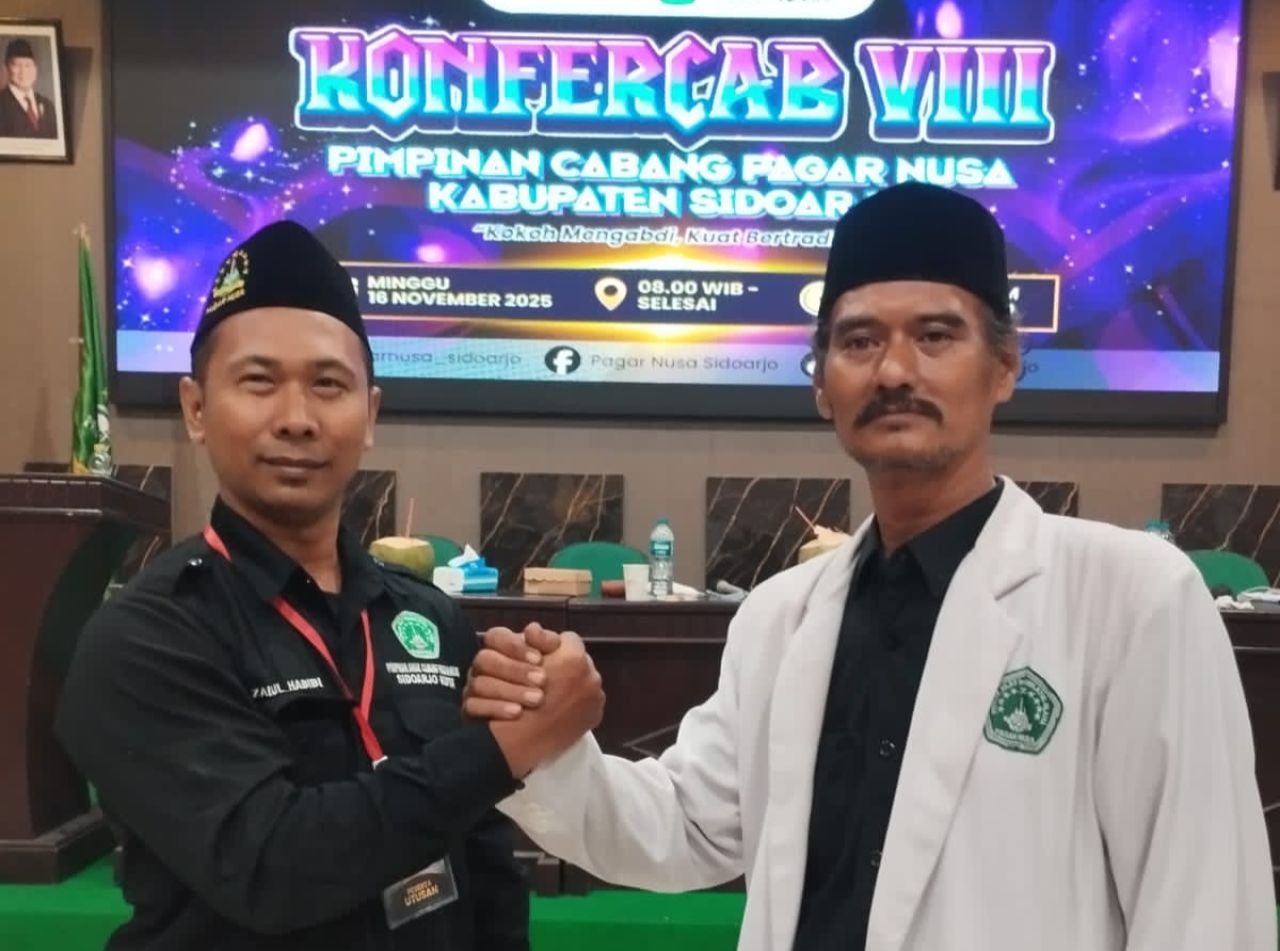 TERPILIH - Nurul Huda terpilih menjadi Ketua Umum PC PSNU Pagar Nusa Sidoarjo didampingi Ketua PAC Sidoarjo Kota M Zainul Habibie usai mengalahkan calon M Abud Asyirofi di Konfercab ke VIII periode 2020 - 2025 di PCNU Sidoarjo, Minggu (16/11/2025).