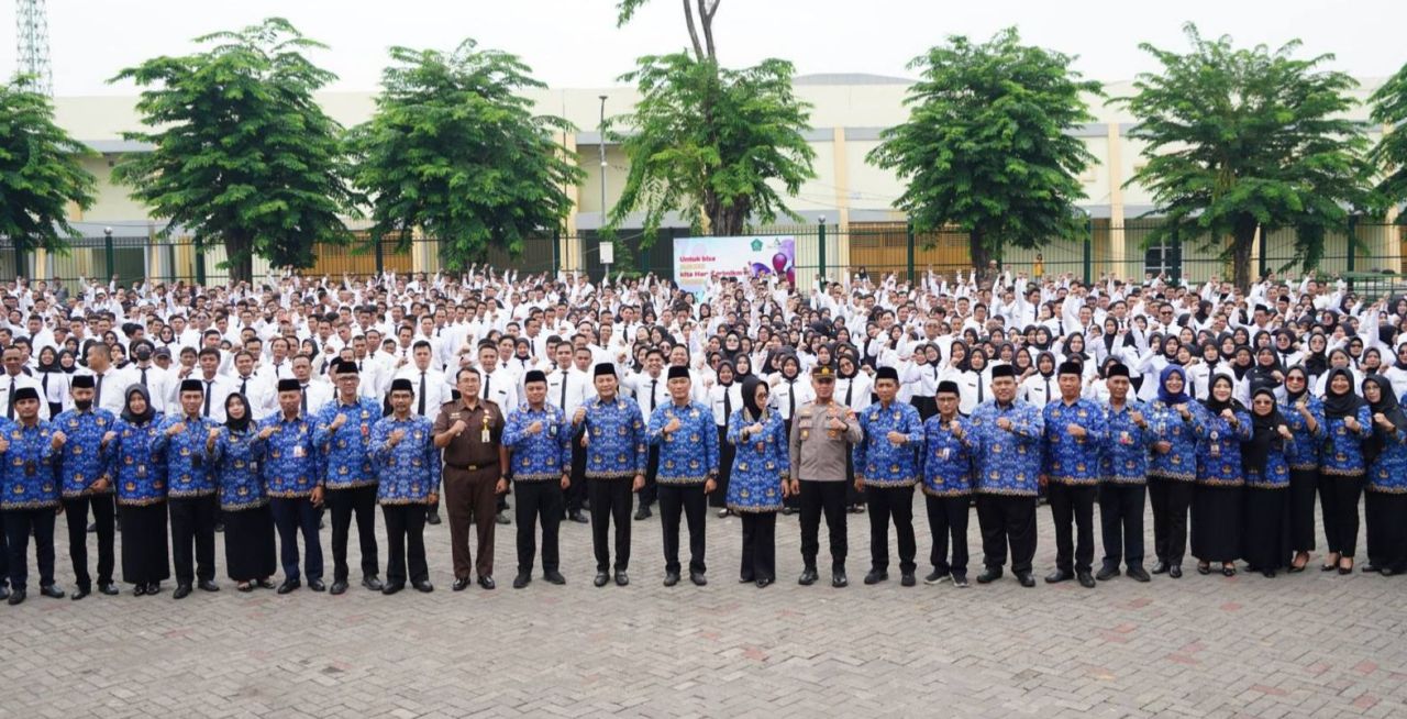 LANTIK MASSAL - Bupati Sidoarjo Subandi dan Kepala BKN Republik Indonesia, Prof Zudan Arif Fakrulloh melantik massal dan pembagian SK 3.862 PPPK sekaligus apel perdana di Parkir Timur GOR Delta Sidoarjo, Senin (17/11/2025) kemarin.