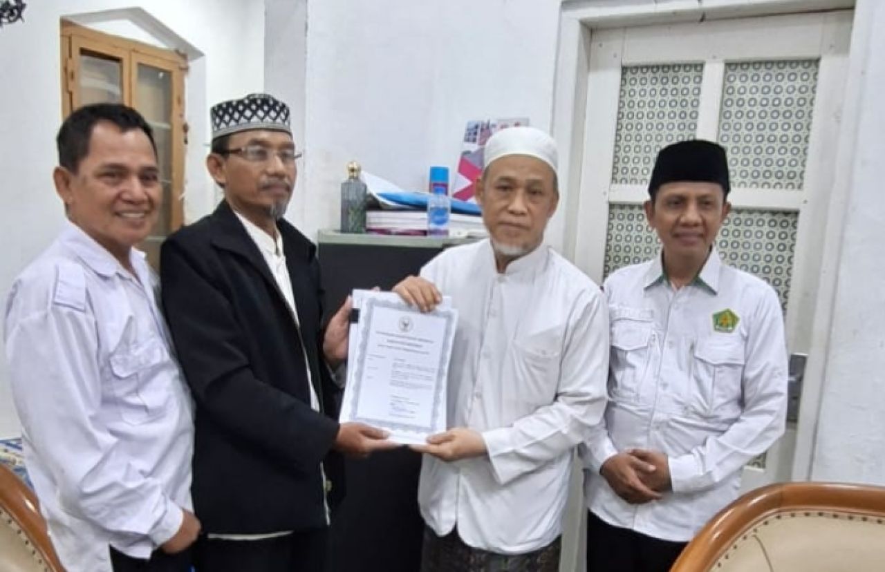 WAKAF - Badan Wakaf Indonesia (BWI) Sidoarjo menerbitkan Surat Tanda Bukti Pendaftaran Nazhir (STBPN) sebagai syarat BPN Sidoarjo mengeluarkan Sertifikat Wakaf atas nama Yayasan Al Khoziny Buduran, Sidoarjo, Selasa (18/11/2025).