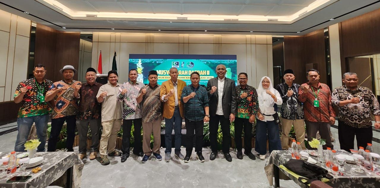 TERPILIH - Lima presidium MD KAHMI Sidoarjo hasil Musda II MD KAHMI Sidoarjo periode 2025 - 2030 berfoto bersama para presidium lama dan panitia Musda sebelum penutupan kegiatan lima tahunan itu di Sun City Hotel Sidoarjo, Minggu (30/11/2025).
