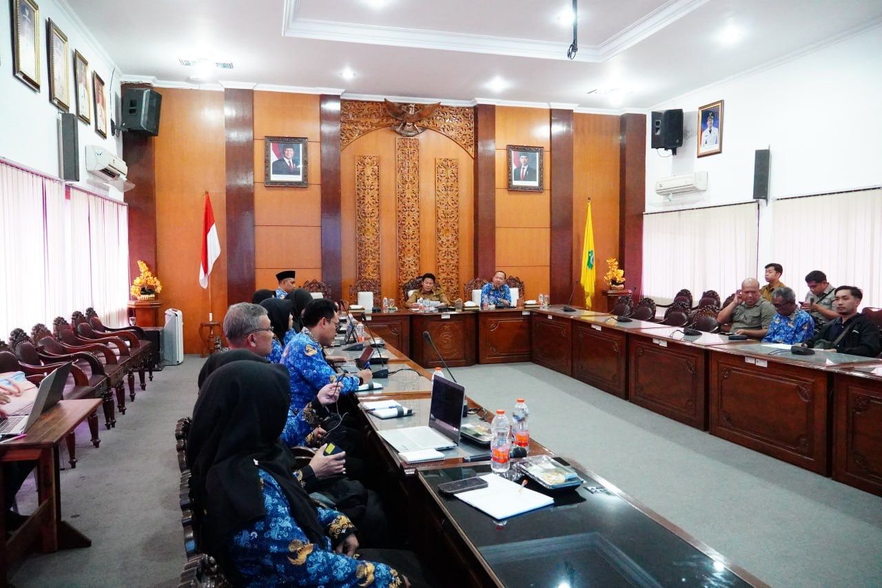 RAPAT - Bupati Sidoarjo Subandi memimpin rapat soal pembangunan pintu air dan rumah pompa (Boezem) di Desa Kedungpeluk Kecamatan Candi, Sidoarjo yang pekerjaannya mengalami keterlambatan (deviasi) 30 persen, Senin (01/12/2025).