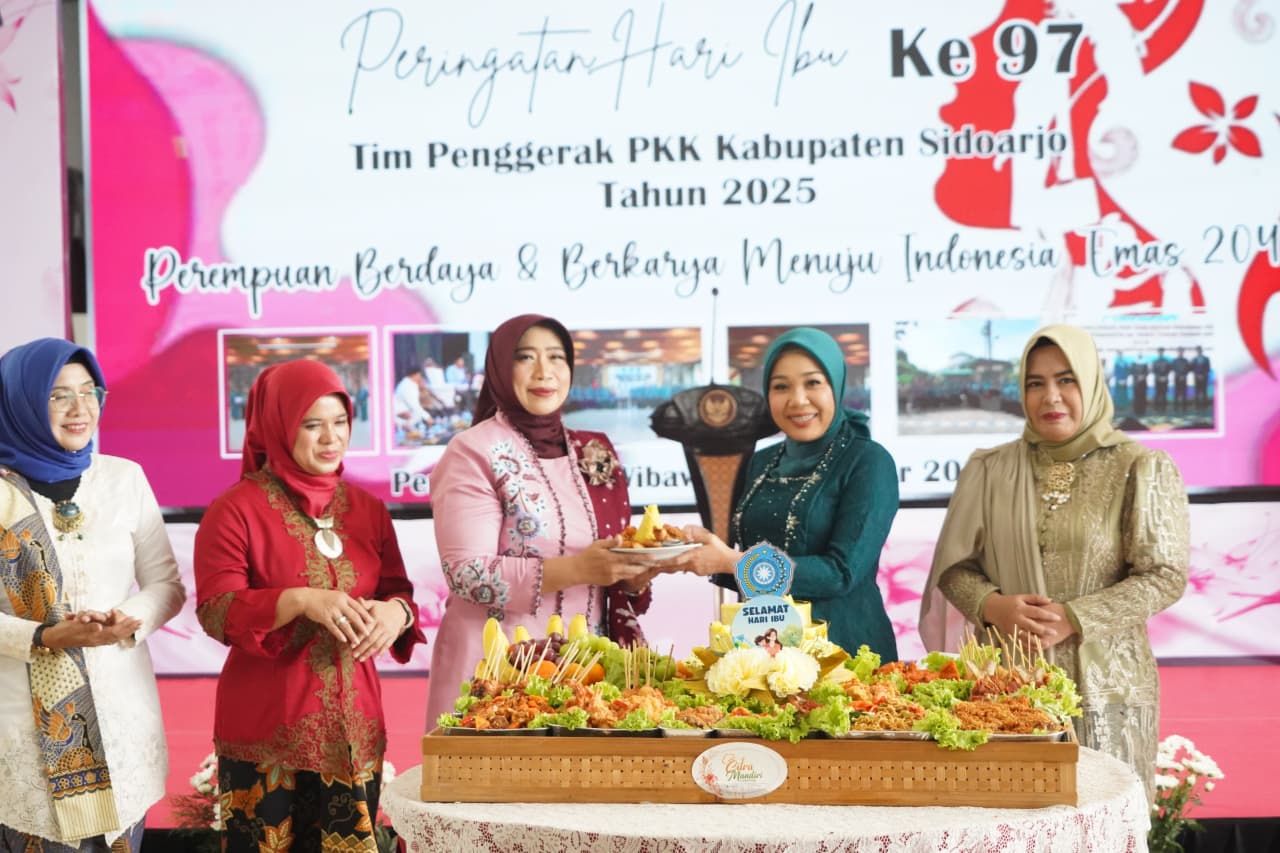 PERINGATAN - Tim Penggerak PKK Kabupaten Sidoarjo di bawah kepemimpinan, Sriatun Subandi menggelar peringatan Hari Ibu ke 97 Tahun 2025 di Pendopo Delta Wibawa, Rabu (03/12/2025).