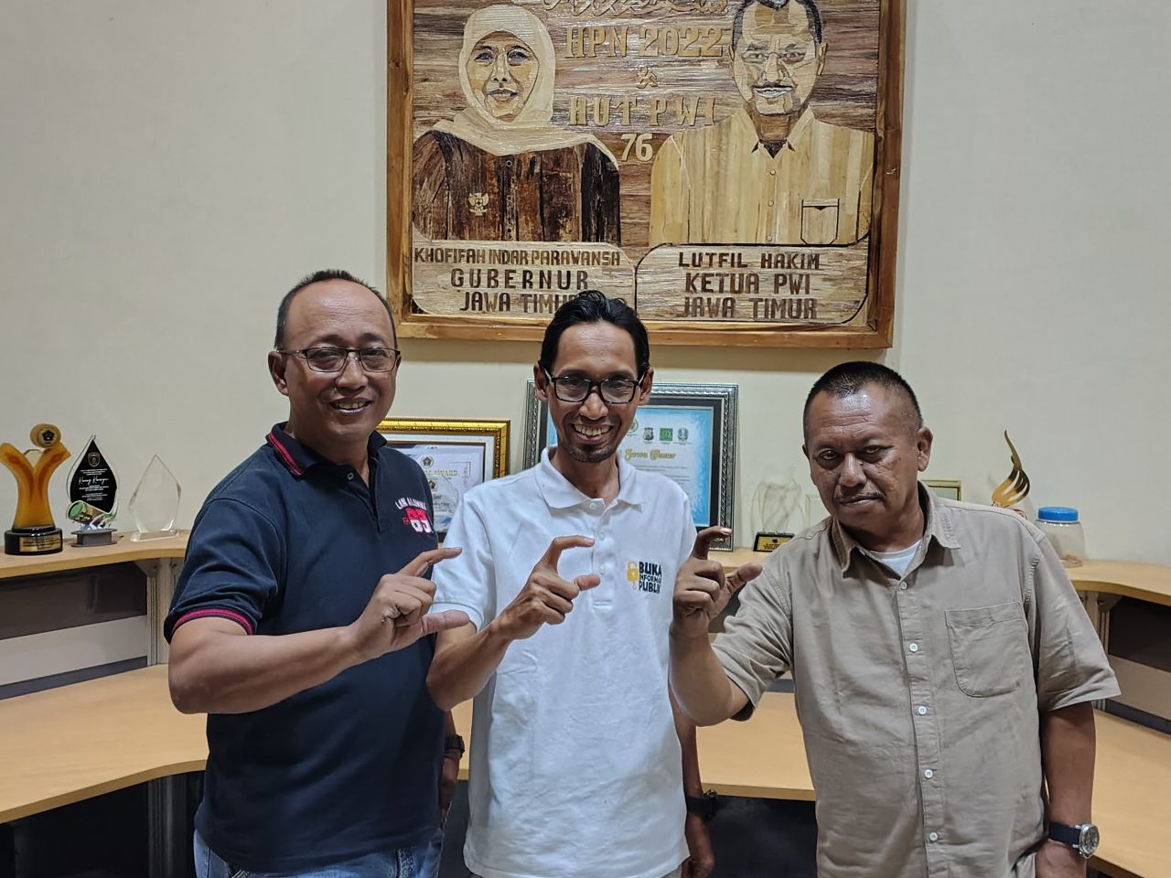 SILATURAHMI - Ketua Komisi Informasi (KI) Provinsi Jatim A Nur Aminuddin memulai rangkaian kunjungan menyambangi kantor PWI dan SMSI Jatim untuk menjajaki kolaborasi penguatan Keterbukaan Informasi Publik, Kamis (04/12/2025).