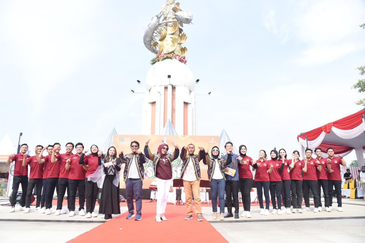 BUKA - Wakil Bupati (Wabup) Sidoarjo, Mimik Idayana secara resmi membuka Jayandaru Sunrise Jazz Festival 2025 yang dirangkai dengan Launching Tari Pesona Delta, Minggu (07/12/2025).