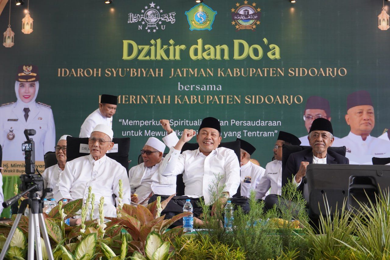 DOA BERSAMA - Bupati Sidoarjo Subandi bersama ribuan warga menggelar acara salawat, dzikir dan doa bersama sebagai Mujahadah Kubro yang digelar Idaroh Syu’biyah JATMAN Sidoarjo di Pendopo Delta Wibawa Sidoarjo, Minggu (07/12/2025).