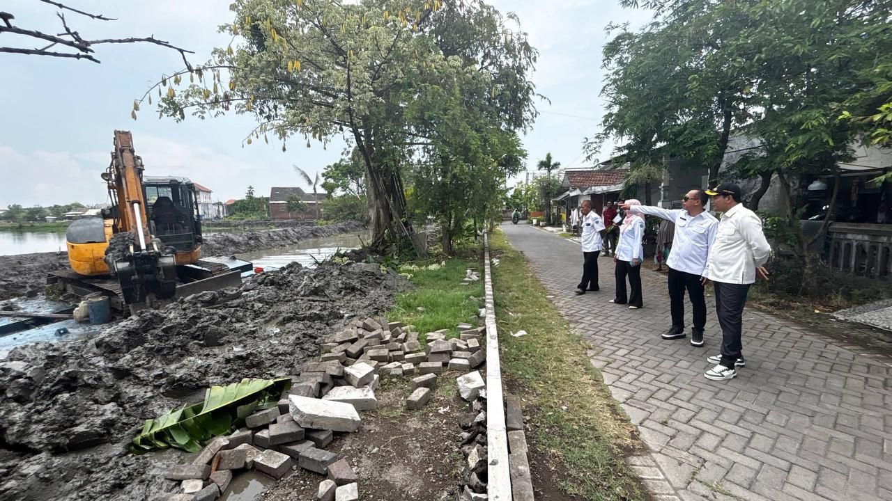 KERAHKAN - Sejumlah alat berat terus bergerak di beberapa sungai membersihkan sampah yang menyumbat aliran air serta mengeruk sedimentasi (pendangkalan) yang terjadi di beberapa sungai di Sidoarjo, Selasa (09/12/2025).