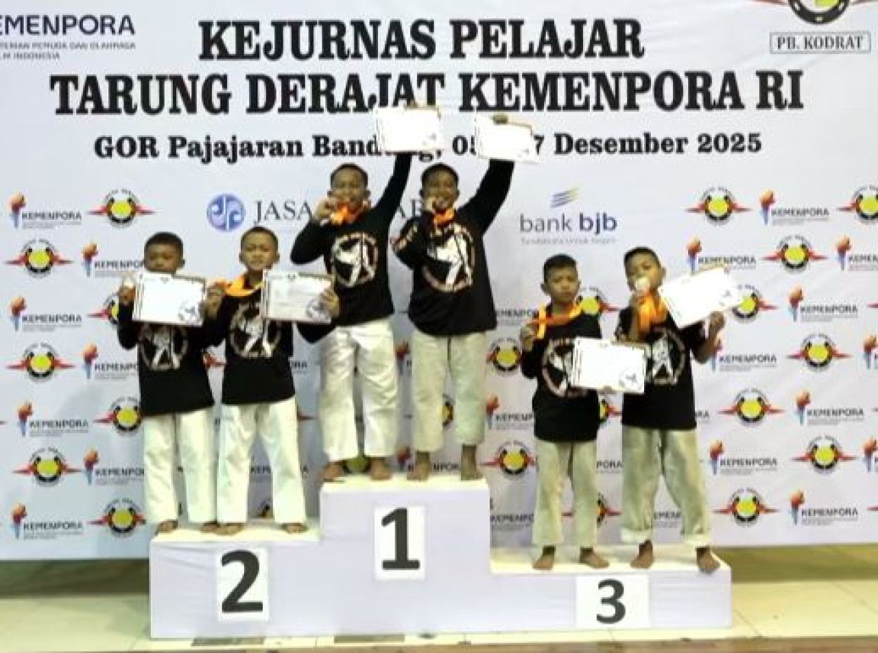 BORONG - Sebanyak empat atlet Keluarga Olahraga Tarung Derajat (Kodrat) Sidoarjo berhasil membawa pulang medali usai Kejurnas Pelajar Tarung Derajat Kemenpora RI 2025 di Bandung berupa medali emas, perak dan perunggu kemarin.