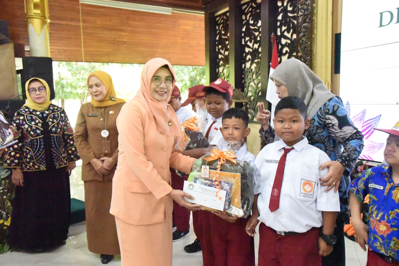 HUT - Resepsi peringatan Hari Ulang Tahun (HUT) ke 26 ini dilaksanakan DWP Kabupaten Sidoarjo digelar di Pendopo Delta Wibawa, Selasa (09/12/2025).