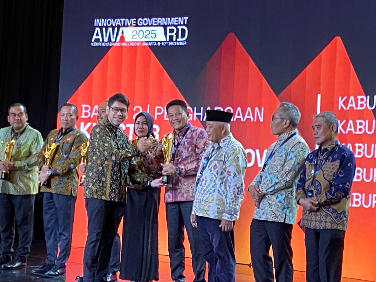 PENGHARGAAN - Bupati Sidoarjo Subandi menerima penghargaan Sidoarjo sebagai Kabupaten Terinovatif pada Innovative Government Award (IGA) dari Wakil Menteri Dalam Negeri Komjen (Purn) Akhmad Wiyagus di Grand Ballroom Kempinski, Jakarta (10/12/2025).