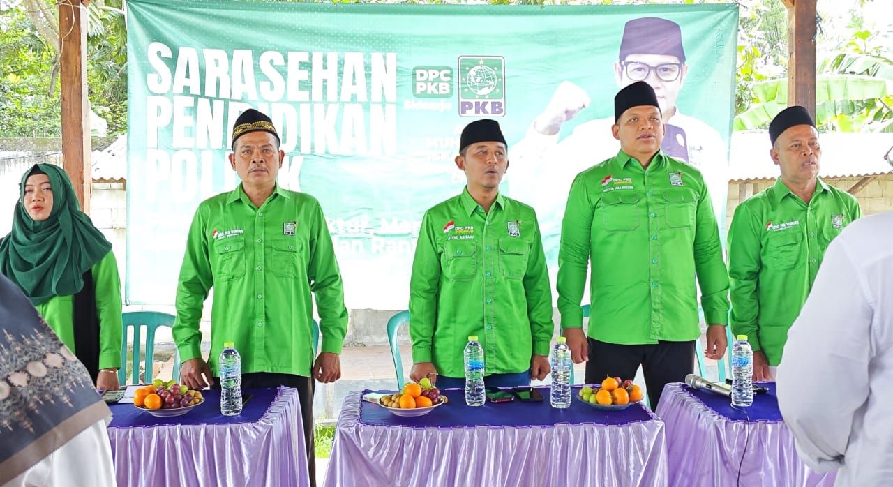 SARASEHAN - Wakil Ketua DPC PKB Sidoarjo Rizza Ali Faizin didampingi anggota Komisi B DPRD Sidoarjo Atok Ashari melaksanakan kegiatan Sarasehan dan Pendidikan Politik di Rumah Kayu Desa Ketimang, Kecamatan Wonoayu, Sidoarjo, Minggu (14/12/2025).