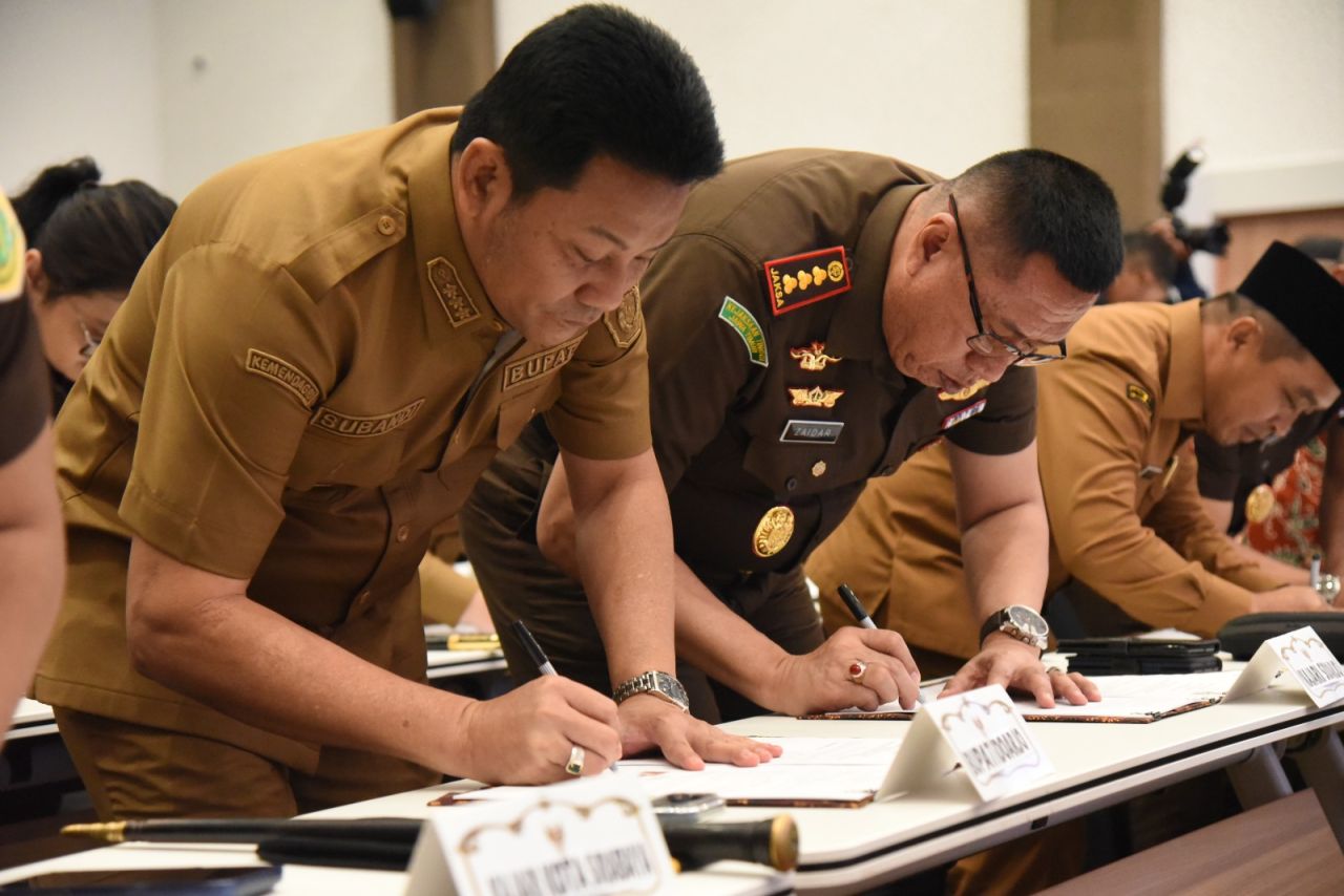 PKS - Bupati Sidoarjo Subandi dan Kepala Kejari Sidoarjo Zaidar Rasepta tanda tangan PKS Penerapan Pidana Kerja Sosial di Aula Fakultas Hukum Unversitas Airlangga (Unair) Surabaya, Senin (15/12/2025).