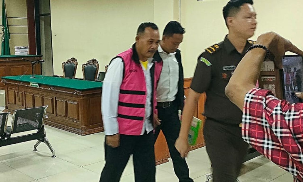 VONIS - Mantan Kades Sidokerto, Kecamatan Buduran Ali Nasikin dan rekan-rekannya divonis 4 sampai 6 tahun penjara dan uang pengganti ratusan hingga miliaran rupiah dalam sidang putusan di Pengadilan Tipikor JL Raya Juanda Sidoarjo, Senin (15/12/2025).