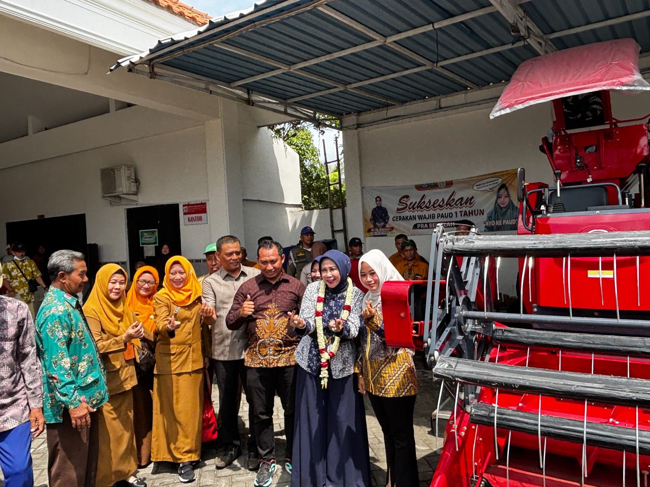BANTUAN - Wabup Sidoarjo Mimik Idayana menyerahkan bantuan Alat dan Mesin Pertanian (Alsintan) berupa mesin combi untuk Gabungan Kelompok Tani (Gapoktan) di Desa Tarik, Kecamatan Tarik, Sidoarjo, Selasa (16/12/2025).
