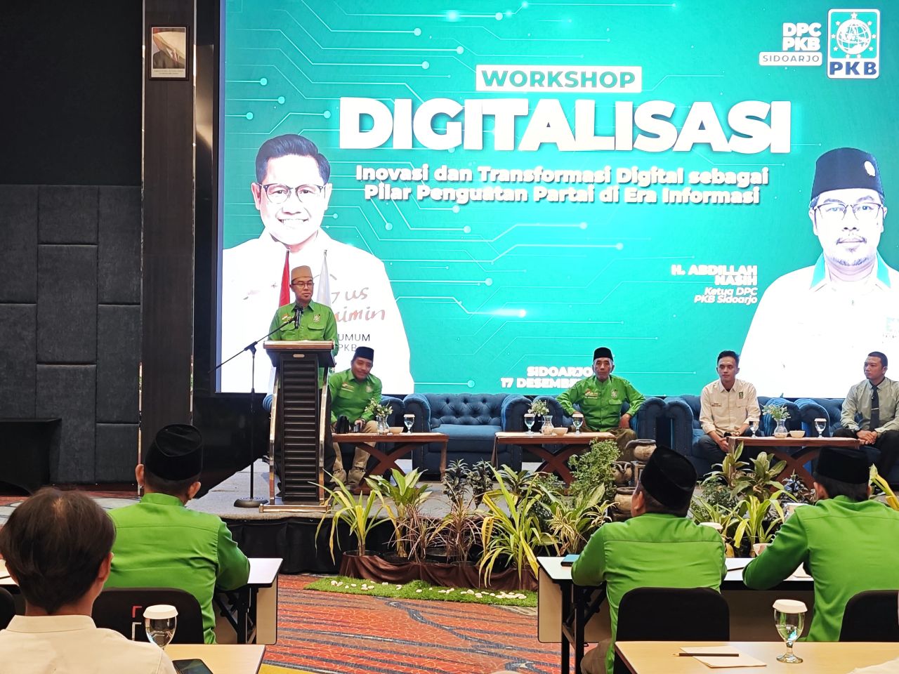 PELATIHAN - Ketua DPC PKB Sidoarjo Abdillah Nasih memberikan sambutan saat pembukaan workshop dan pelatihan Media Sosial (Medsos) serta digitalisasi yang diikuti 110 kader PKB di Hotel Luminor Sidoarjo, Rabu (17/12/2025) malam.