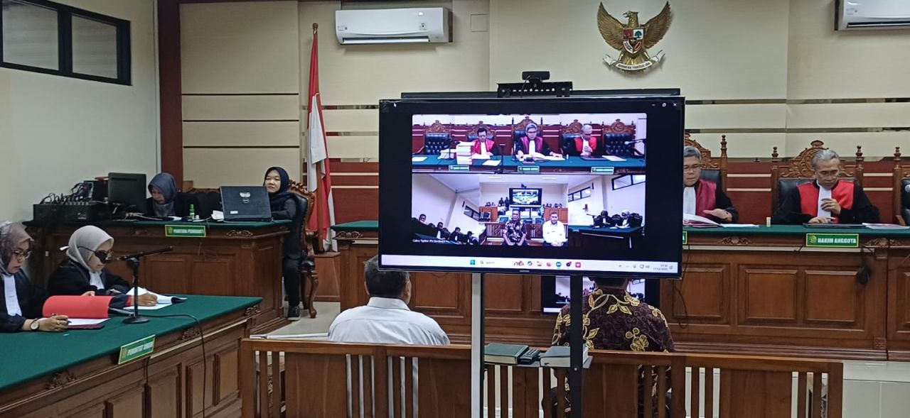 DAKWAAN - Mantan Kades Sukriwanto dan Ketua BPD Entalsewu, Kecamatan Buduran, Asruchin didakwa melakukan tindak pidana korupsi uang kompensasi pihak ketiga sebesar Rp 3,6 miliar saat sidang di Pengadilan Tipikor Juanda, Sidoarjo, Rabu (17/12/2025).
