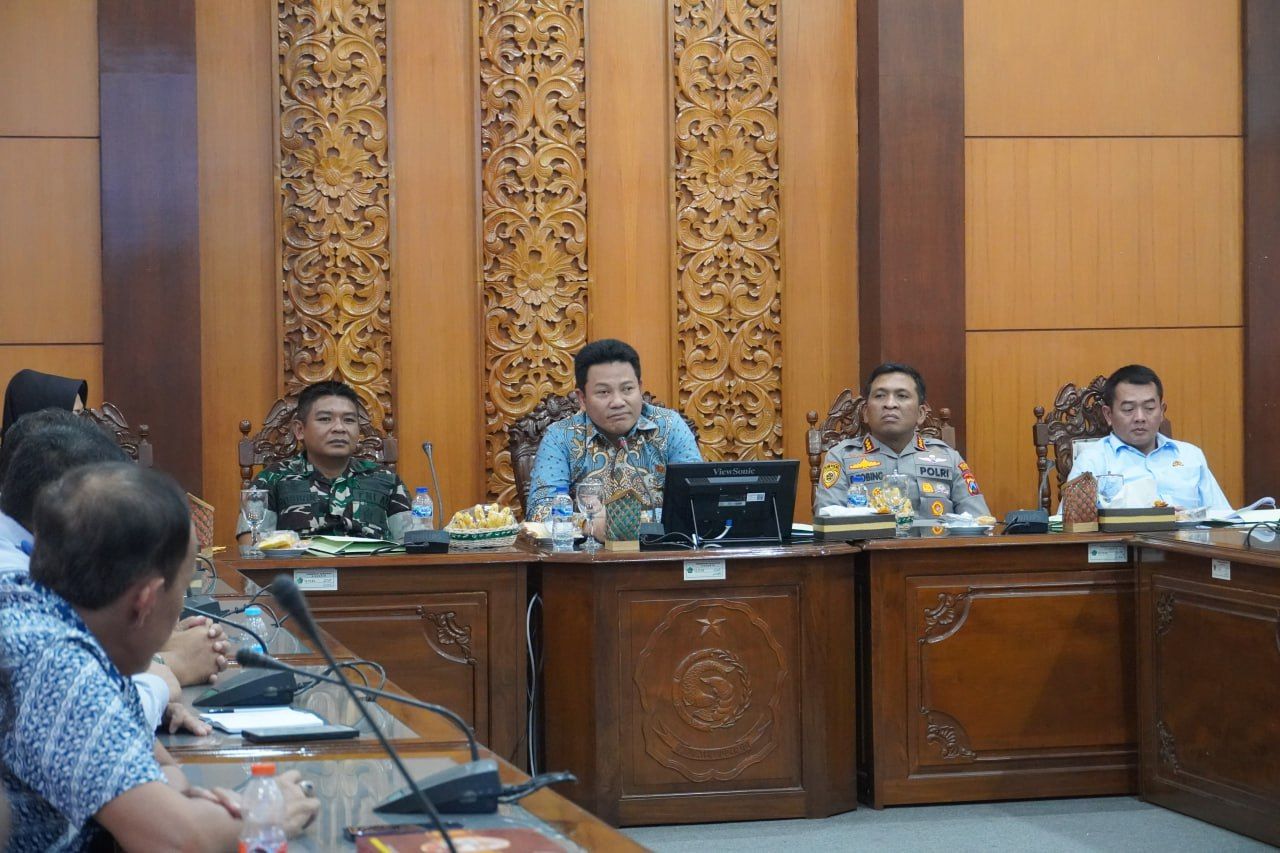 RAPAT - Bupati Sidoarjo Subandi memimpin rapat soal pembongkaran tembok pembatas antara perumahan Mutiara Regency dan Mutiara City di ruang rapat Ops Room Pemkab Sidoarjo dengan berbagai pihak terkait, Jumat (19/12/2025).