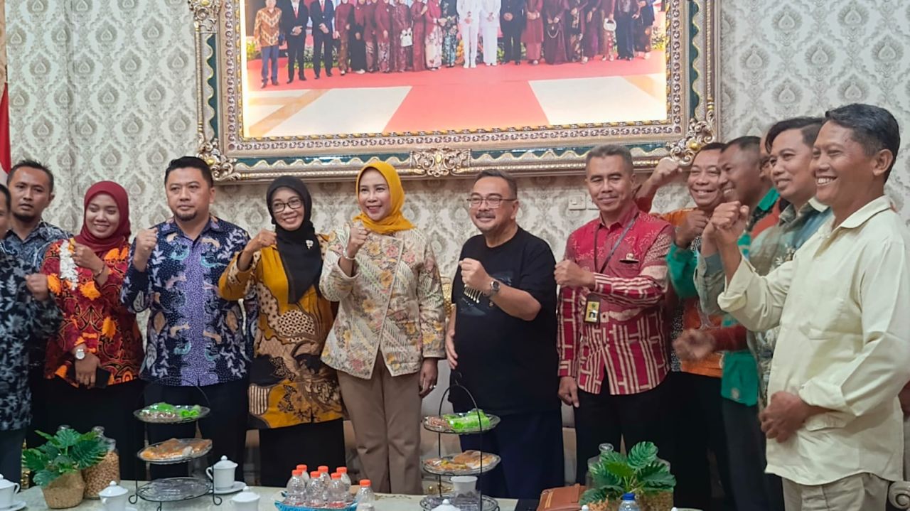 SEPAKAT - Dihadapan Wabup Sidoarjo Mimik Idayana warga kampung dan perumahan Taman Surya Kencana Grogol, Kecamatan Tulangan sepakat tidak lagi menolak pemakaman warga di Tempat Pemakaman Umum (TPU) desa setempat, Jumat (19/12/2025) sore.