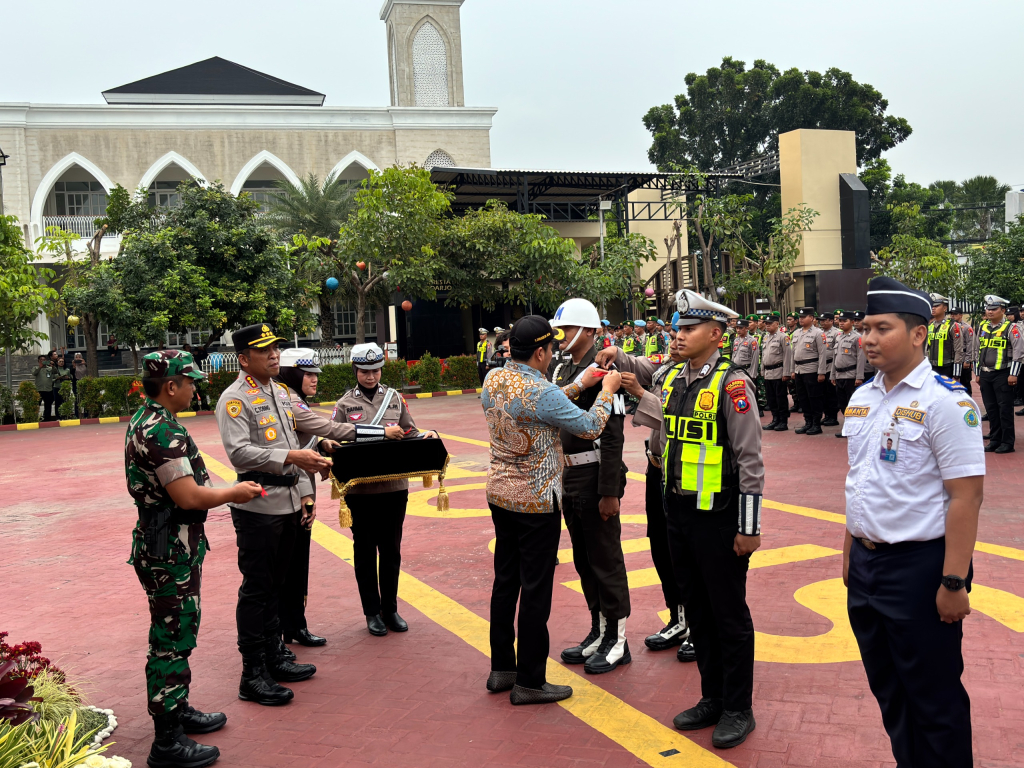 APEL - Bupati Sidoarjo Subandi memimpin Apel Gelar Pasukan Operasi Lilin Semeru 2025 digelar di Lapangan Apel Mapolresta Sidoarjo, Jumat (19/12/2025).