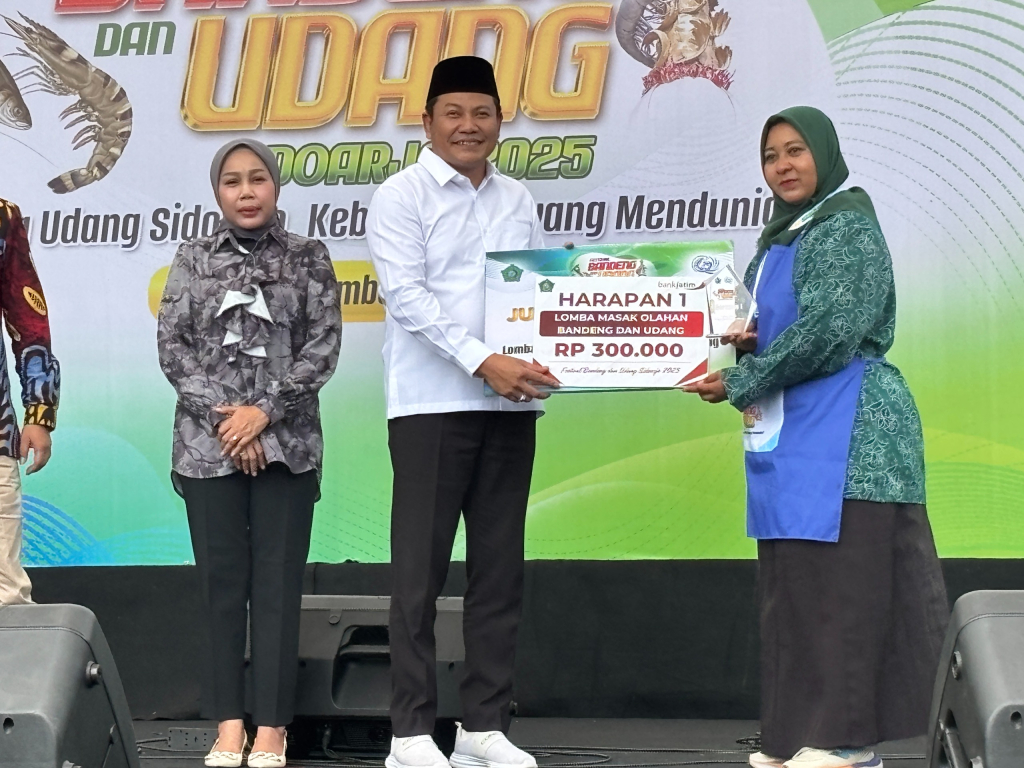 TUTUP - Bupati Sidoarjo, Subandi secara resmi menutup Festival Bandeng dan Udang Sidoarjo 2025 yang mengusung tema Bandeng dan Udang Sidoarjo 2025 Kebanggaan yang Mendunia di Parkir GOR Delta Sidoarjo, Sabtu (20/12/2025).
