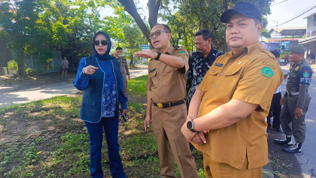 SIDAK - Wabup Sidoarjo Mimik Idayana didampingi Kepala Dinas PUBM dan SDA Dwi Eko Saptono melaksanakan sidak pembangunan JL Raya Lingkar Timur Sidoarjo, Senin (22/12/2025).