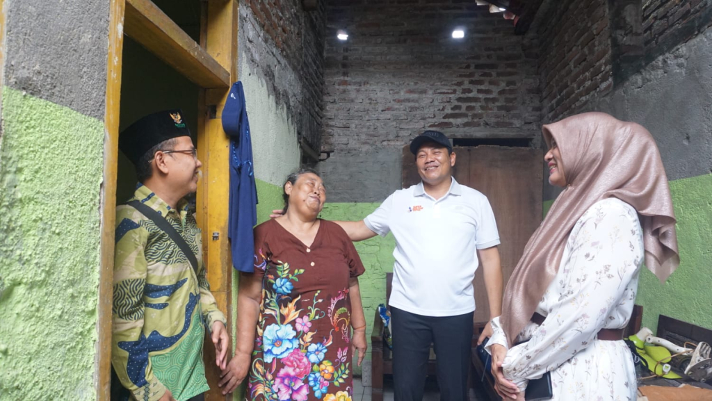 RTLH - Bupati Sidoarjo, Subandi melakukan sidak Rumah Tidak Layak Huni (RTLH) di Desa Tebel, Kecamatan Gedangan dan Desa Tambaksawah, Kecamatan Waru, Sidoarjo, Minggu (28/12/2025).