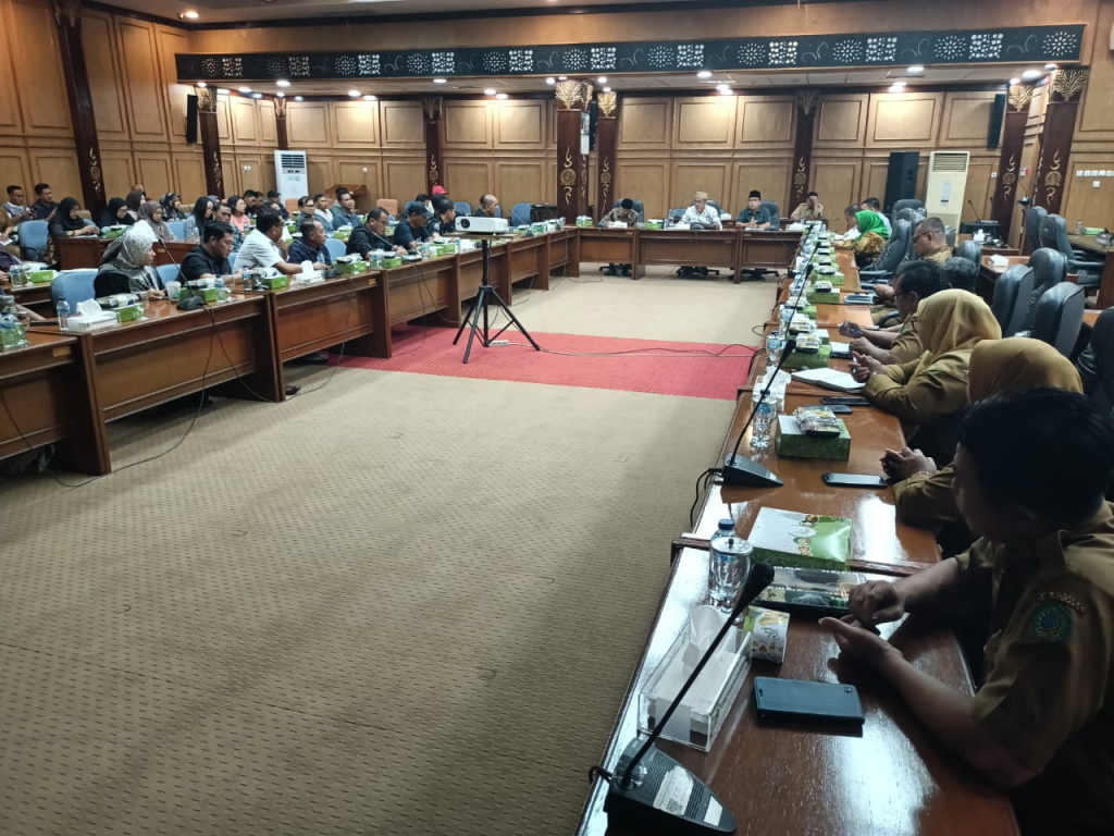 HEARING - Ketua DPRD Sidoarjo Abdillah Nasih memimpin hearing bersama Komisi A dan Komisi D serta warga Perumahan Istana Mentari dan pihak keluarga almarhum Rudi di ruang Rapat Paripurna DPRD Sidoarjo, Selasa (30/12/2025).