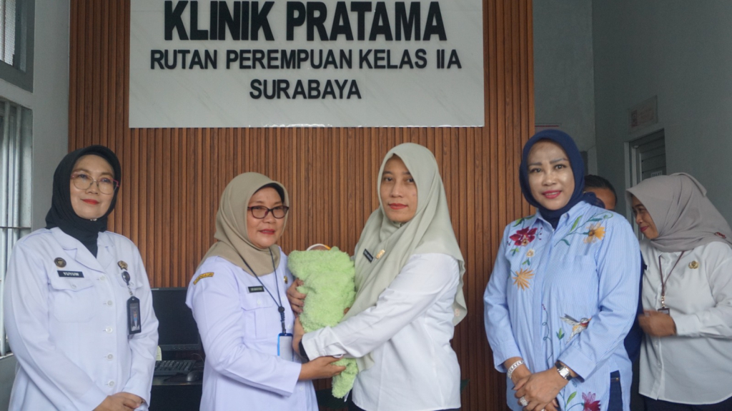 TERIMA - Wabup Sidoarjo Mimik Idayana, Dinsos beserta Dinas P3AKB Pemkab Sidoarjo menerima penyerahan seorang bayi laki-laki berusia 2 minggu yang ditinggal meninggal ibunya di Rutan Perempuan Kelas II A Surabaya di Porong, Sidoarjo, Rabu (31/12/2025).