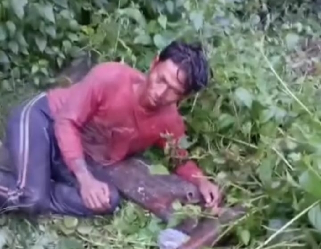 DIAMUK MASSA - Sebanyak enam orang kawanan pencuri babak belur dihajar warga Sidoarjo saat melancarkan aksinya dengan mencuri pintu air tambak di kawasan Tambak Segoro, Kecamatan Sedati, Sidoarjo, Jumat (19/12/2025) sore.