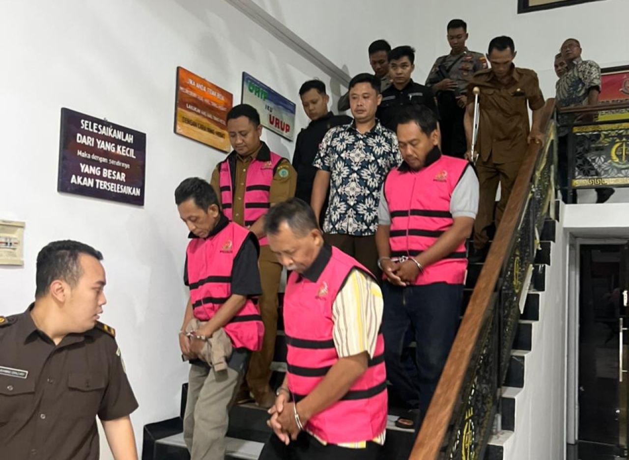 TAHAN - Tim penyidik Pidsus Kejari Sidoarjo menahan lima tersangka baru kasus dugaan korupsi uang kompensasi pihak ketiga senilai Rp 3,6 miliar usai pemeriksaan selama sehari penuh, Selasa (09/12/2025) malam.